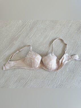 NEW Victoria’s Secret Body by Victoria lace Demi bra, 36D